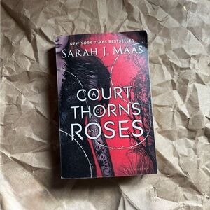 A Court of Thorns and Roses – Sarah J. Maas (Paperback, Original Edition)